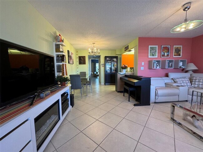 Building Photo - 3058 Cambridge C