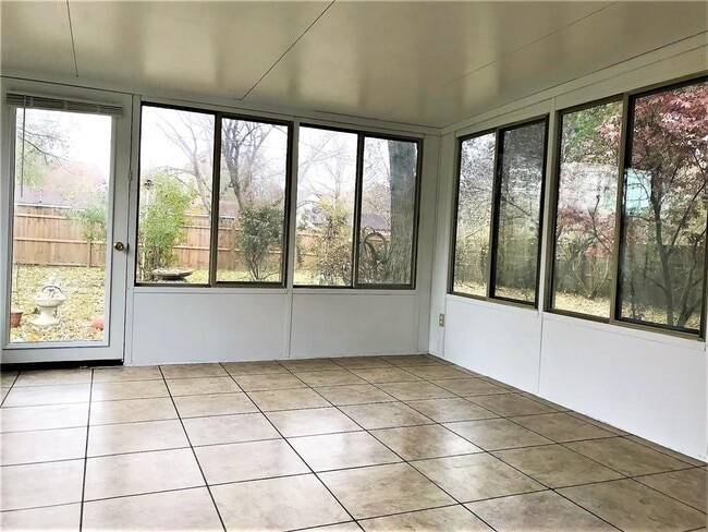 Building Photo - 1304 W Sunset Dr