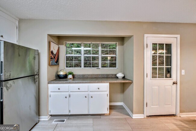 Building Photo - 8008 Clearview Cir