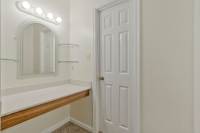 Building Photo - Bright & Cheery 2 BR 2 Bath Unit Available...