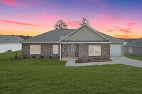 Building Photo - $1750! Beautiful 3 bed/ 2 bath home! This home will not last long!