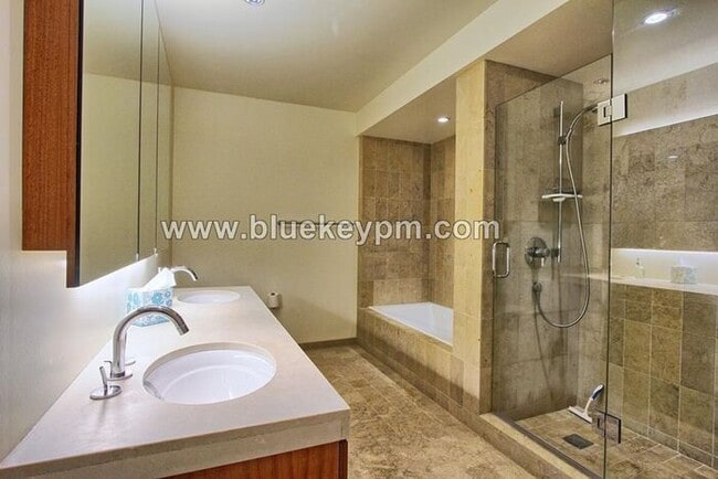 Building Photo - 2 Bed, 2 Bath Condo with Den at Atwater Place in Portland