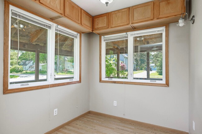 Building Photo - 804 N Van Buren St