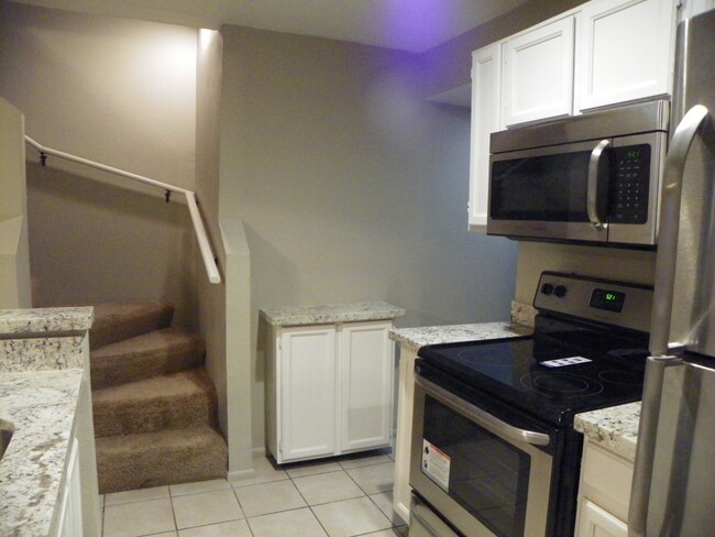 Building Photo - 2 Bedroom townhome with garage! Remodeled ...