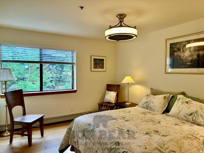 Building Photo - Adorable Condo - Perfect for Watching Suns...