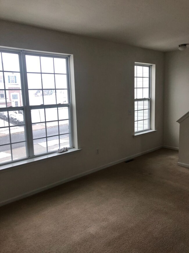 Building Photo - 3 bedrooms 2.5 bath Townhome - Spring Grov...