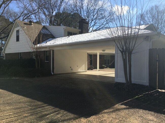 Building Photo - Showings may begin 7/1/26. Spacious Germantown home! Walking distance to Farmington Elementary. S...