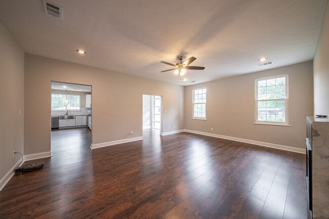 Building Photo - 4 bedroom/3 bath, 3711 sqft in Midtown!