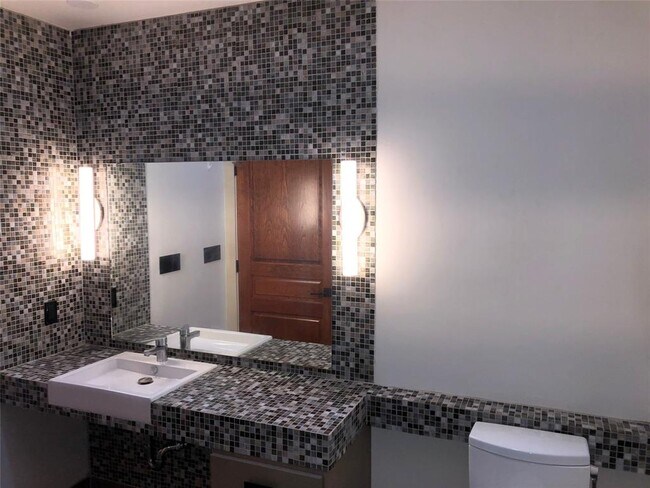 Building Photo - 110 W 2nd St