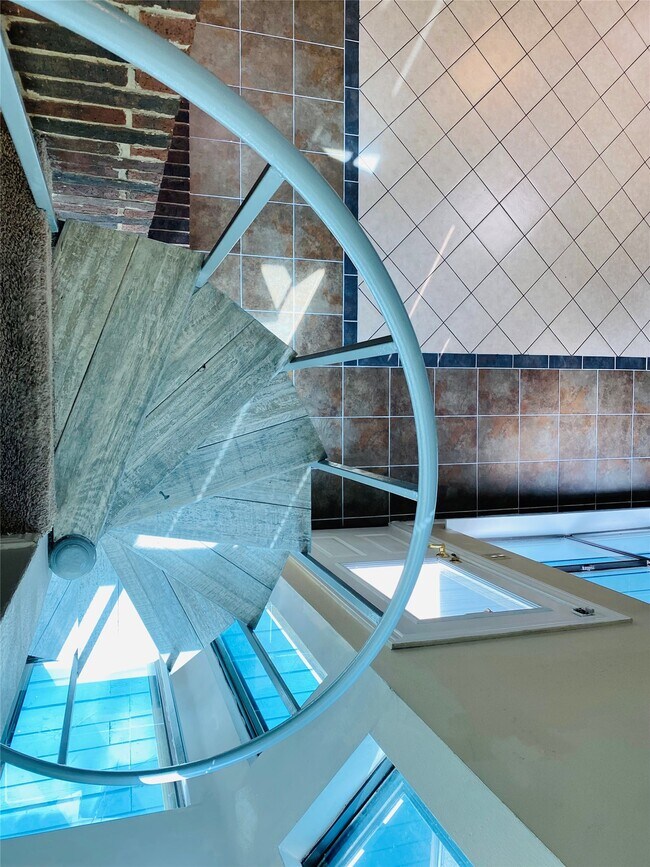 Building Photo - 2001 Highland Hills Dr