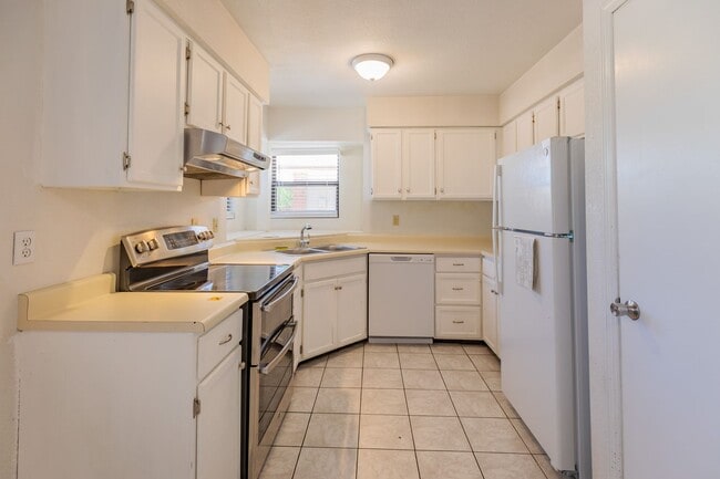 Building Photo - 3 Bedroom 2 Bath Home