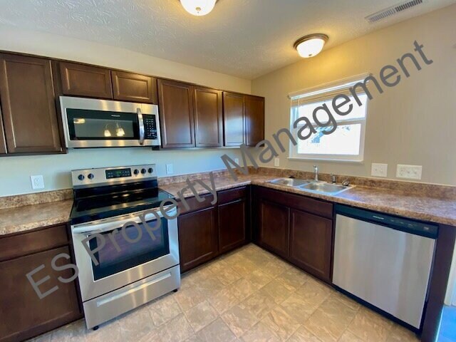 Building Photo - Beautiful 4 bedroom, 2.5 bathroom home in Ingalls- Prairie Hollow Community