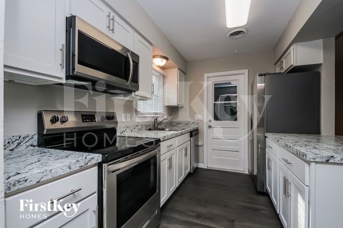Building Photo - 881 Park Manor Dr