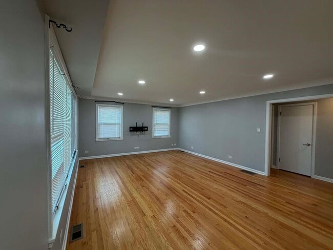 Building Photo - 9243 Lynwood Dr