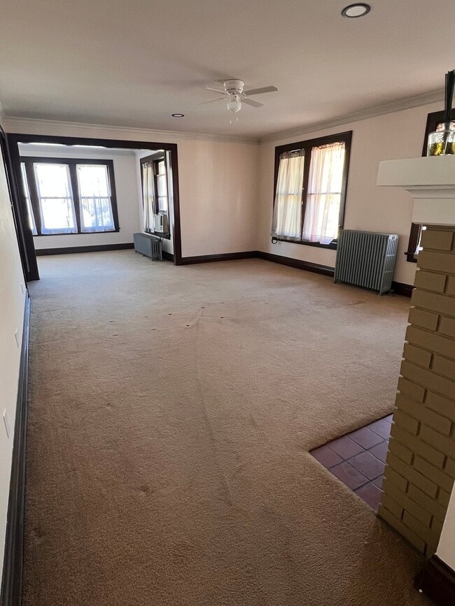 Building Photo - 702 N Raynor Ave