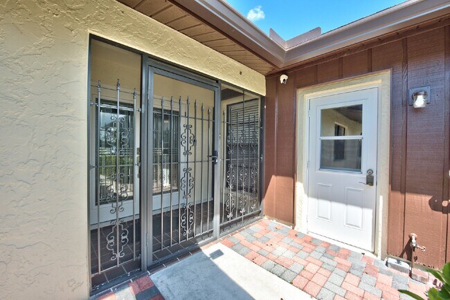 Building Photo - Villa close to Downtown Naples in Lakewood community