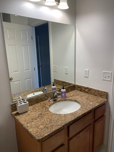 Building Photo - 5748 Hampshire Ln