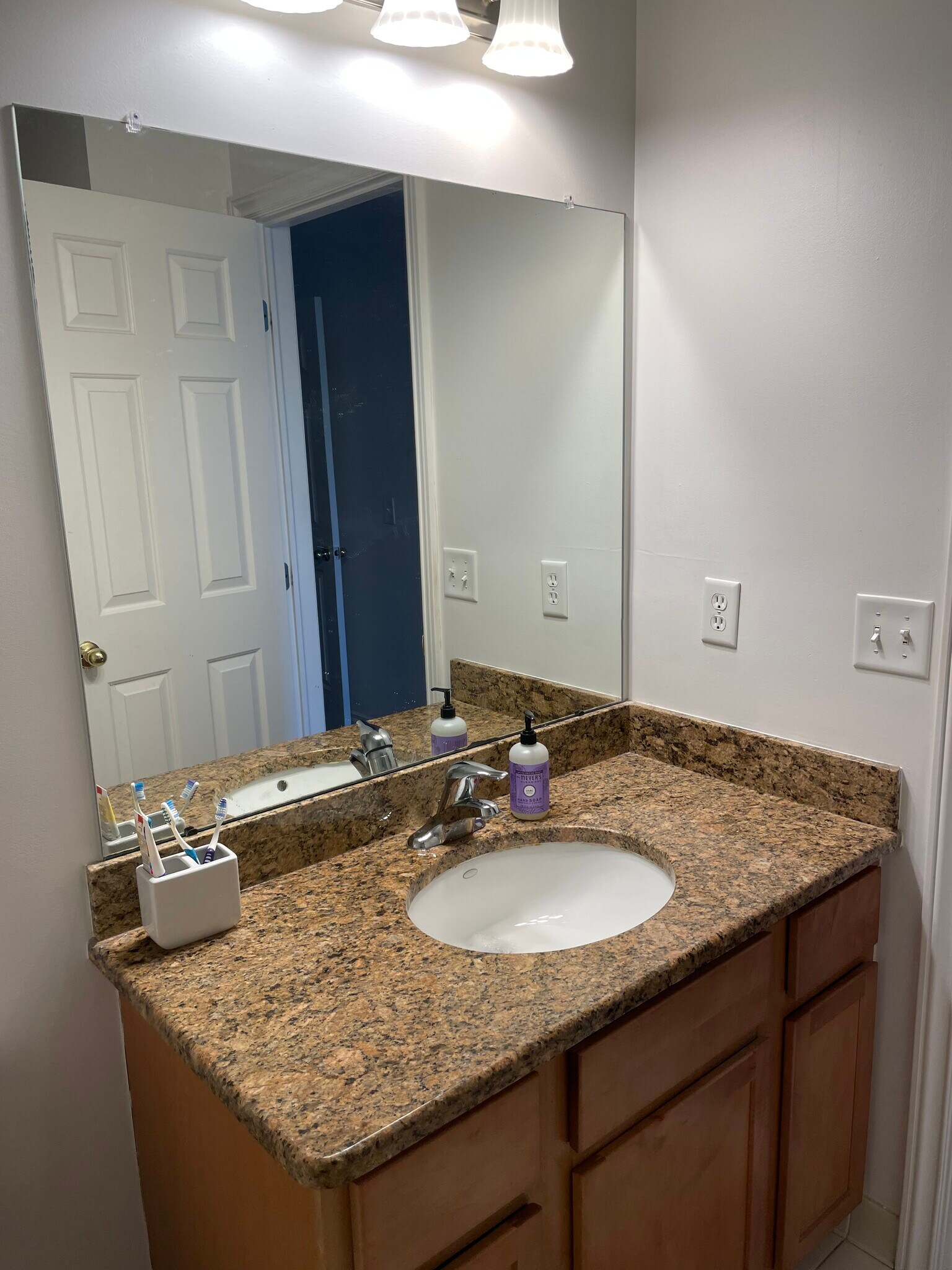 Building Photo - 5748 Hampshire Ln