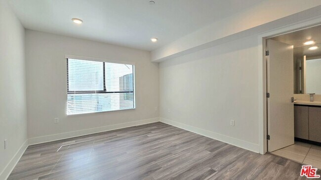 Building Photo - 5030 Rosewood Ave