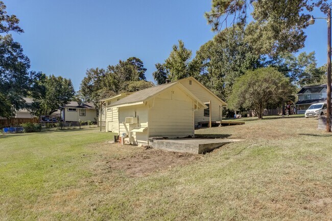 Building Photo - 711 Cherokee Dr