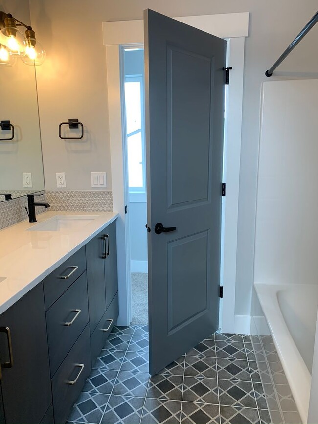 Building Photo - Spectacular newer 3 bed 2.5 bath custom ho...