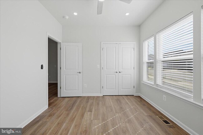 Building Photo - 148 Huntwell W Ave