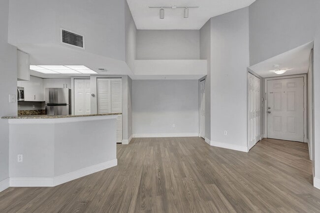 Building Photo - 600 Crestwood Ct N