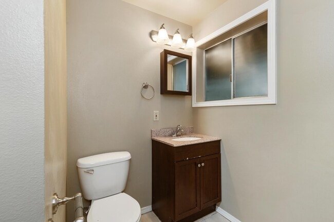 Building Photo - Spacious 5-Bed Home on XL Private Lot!