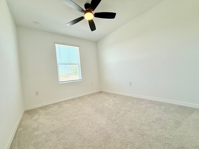 Building Photo - Designed for the way you live! 3Bedrooms/2.5Bath Edgewater Townhome