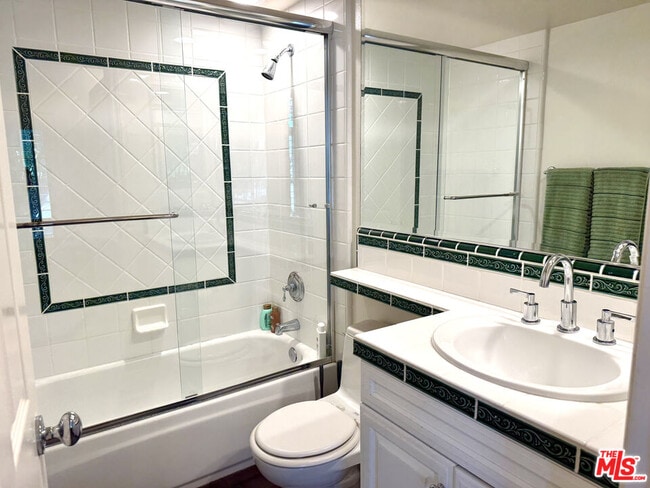 Building Photo - 5 Marisol