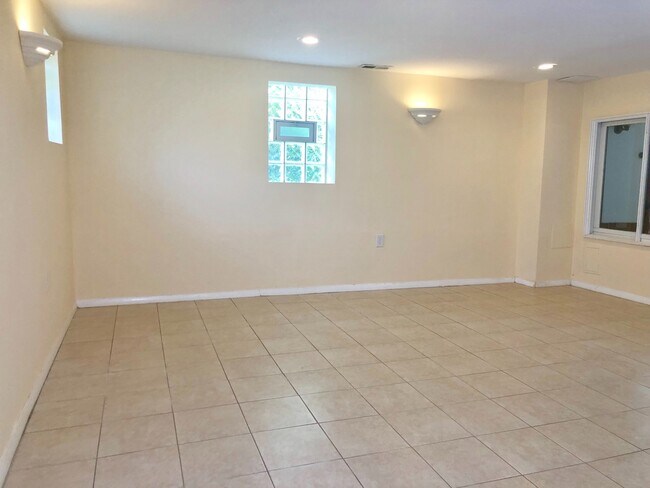 Building Photo - Charming 3 Bedroom/2 Bathroom Duplex in West Hills, MD!