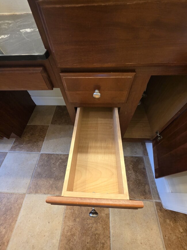 Building Photo - Spacious 4-Bedroom Home for Rent in Kings ...