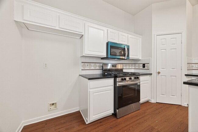 Building Photo - 2015 Waverly Glend Dr