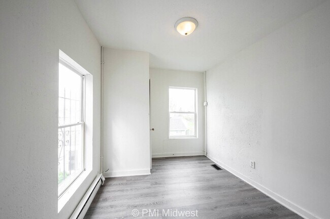 Building Photo - "Charming Duplex Retreat: Spacious 2-Bedro...