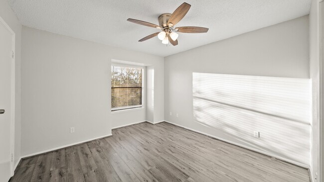 Building Photo - 1914 Lakeside Dr