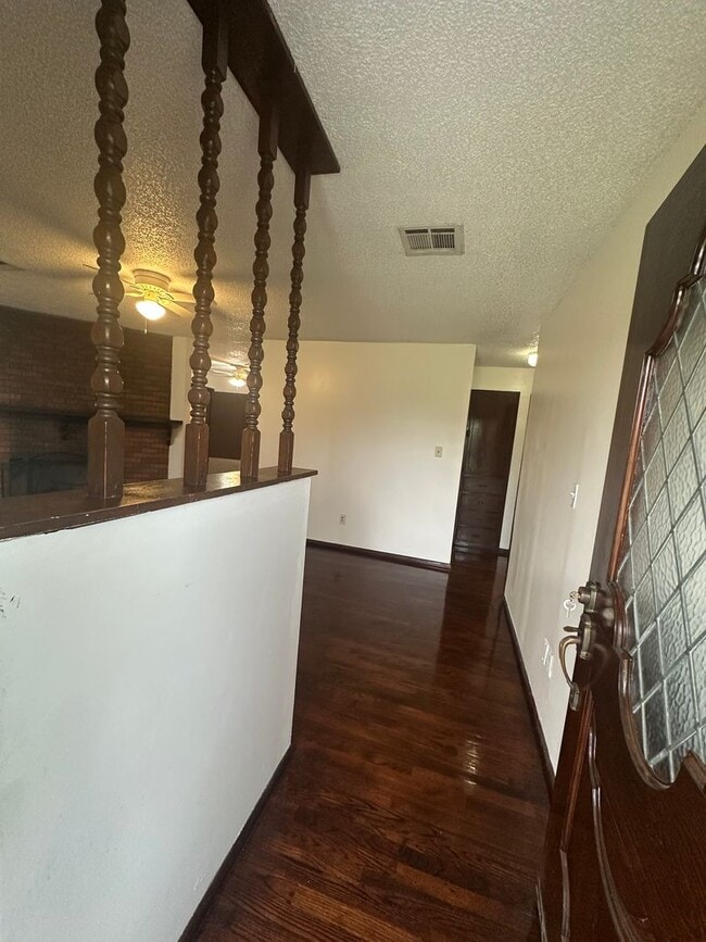 Building Photo - 4 Bed, 2 Bath, 2 dInng, 2 Living