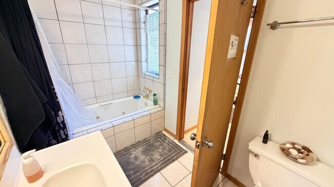 Building Photo - 54061 Linger Ln