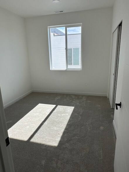 Building Photo - 425 War Room Ct