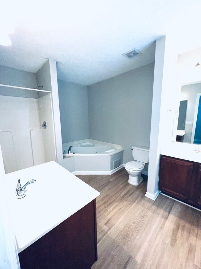 Building Photo - RENOVATED SPACIOUS 3bd / 2.5bath TOWNHOME