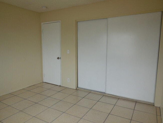 Building Photo - 839 Gaviota Ave