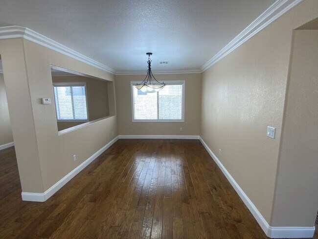 Building Photo - SUPER UPGRADED 3BD/2.5BA HOME W/ POOL/SPA!!