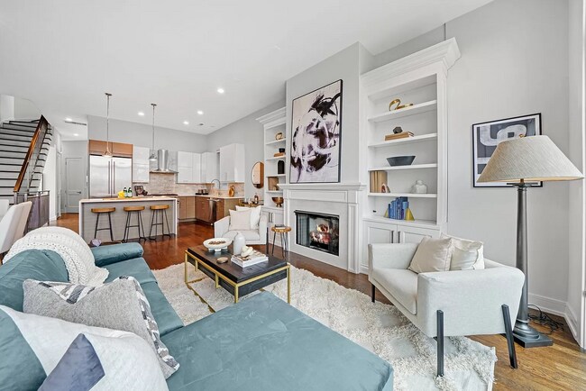 Building Photo - 1085 N Marshfield Ave