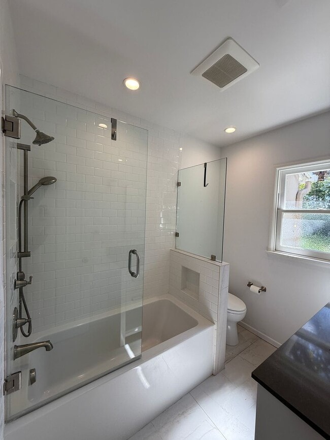 Building Photo - Beautiful, Ranch-Style, 4 Bedroom, 2 Bathroom Northridge Home Available For 1 Year Lease