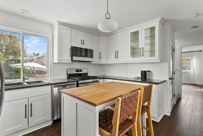 Building Photo - 940 Dogwood St