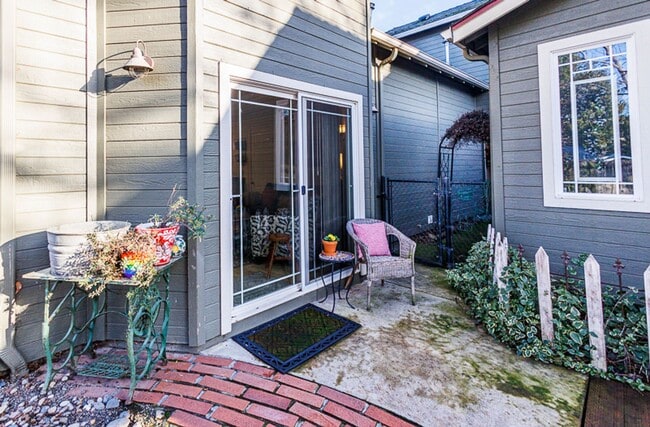 Building Photo - The Nest: Fully Furnished detached Cottage in Jacksonville- $300 Utility Fee