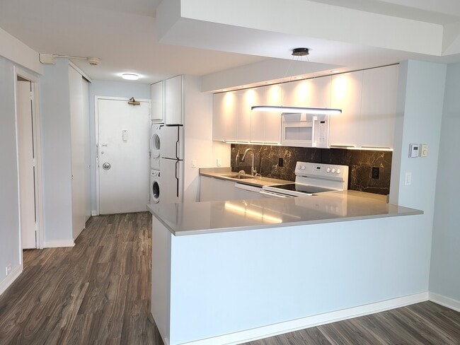 Building Photo - 300 N State St