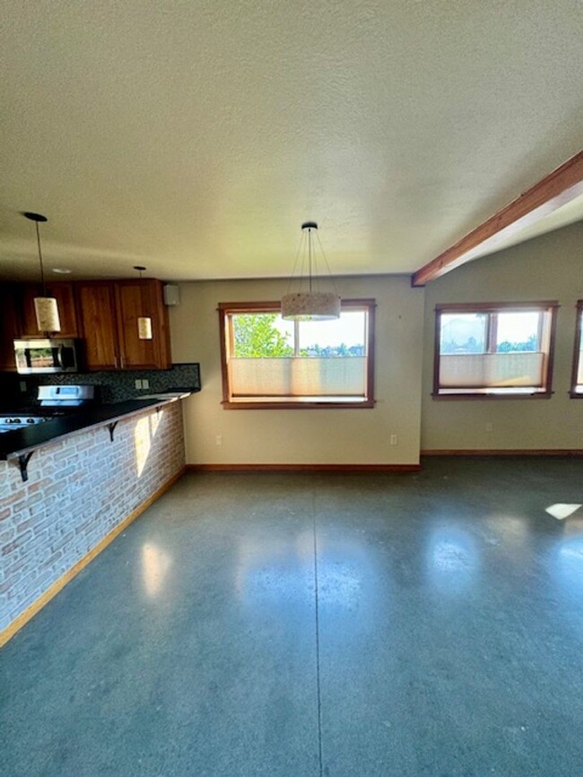 Building Photo - Charming 3-Bedroom, 2-Bathroom Single-Leve...