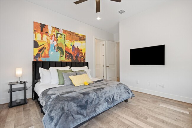 Building Photo - 5914 Val Verde St