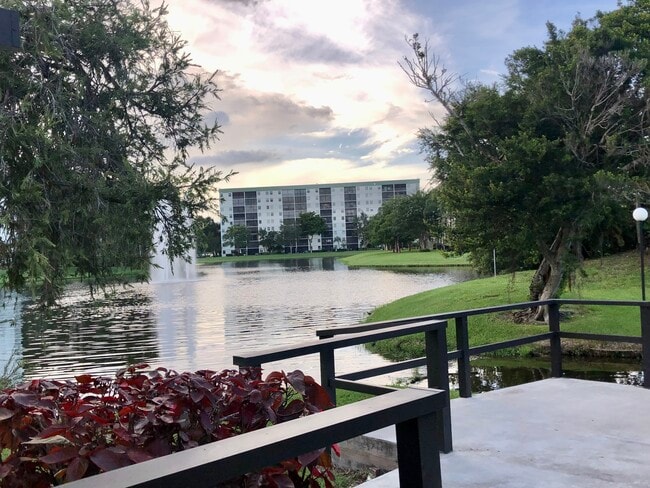 Building Photo - 2311 S Cypress Bend Dr