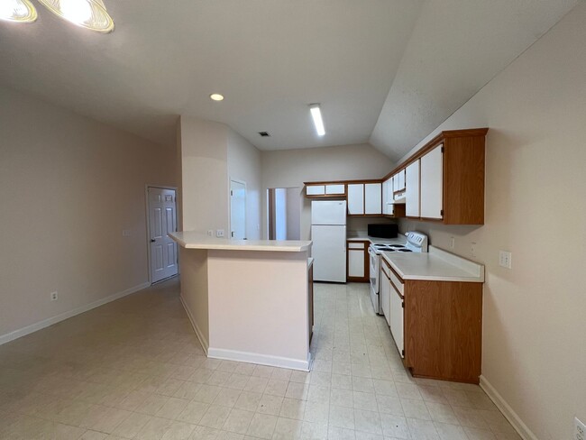 Building Photo - Open Floor Plan - 3 BR 2 Bath Home in Lake...